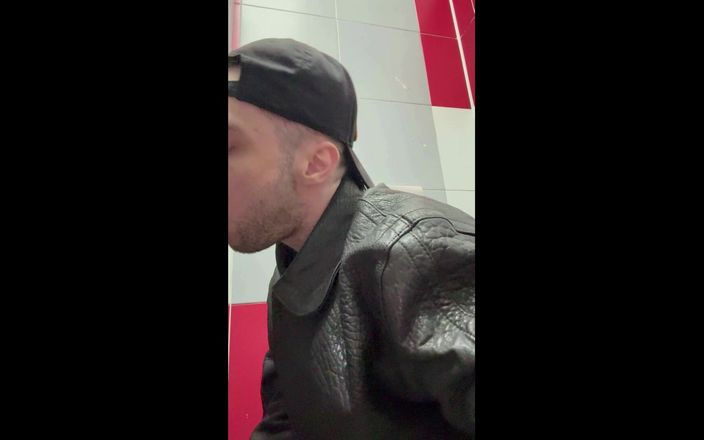 KinkySirius: Scally chav boy dengan jaket kulit ngelakuin glory hole untuk...