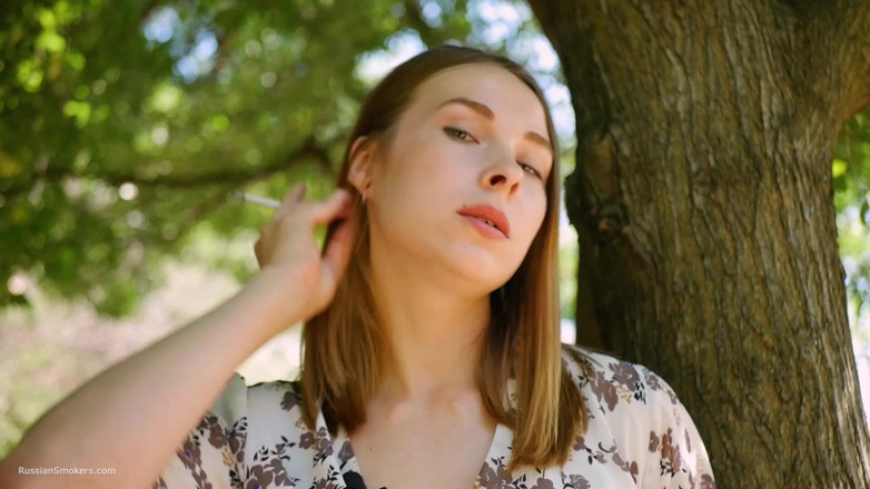 Russian Smokers: Evgeniya kouří silnou 120 mm cigaretu
