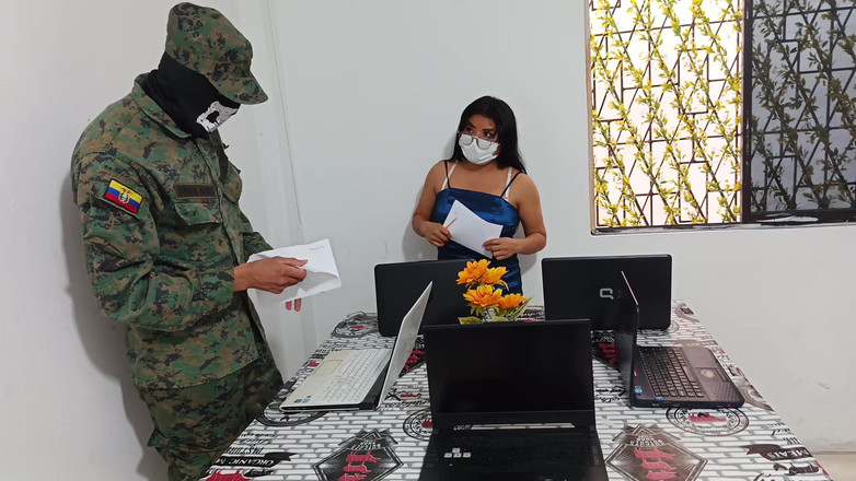 NEGRITA SEXY: Tentara datang ke toko komputer dan ngentot sama karyawannya