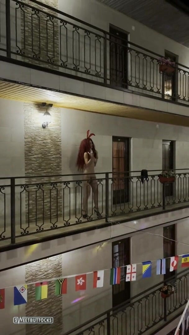 SweetButtocks: Balla nuda in hotel