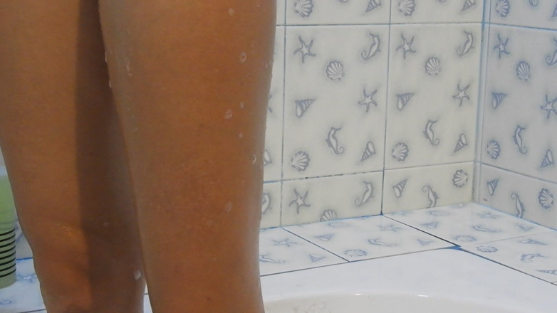MissAnja_FH: Rasatura della figa, Squirting in vasca da bagno