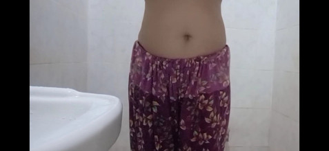 EMILYKIRAN: Awek remaja bertetek besar dikencing di bilik mandi dan mula...