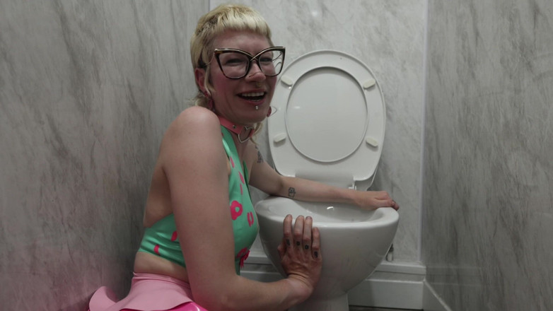 rosarosebud: Alternative Latex Fuckdoll Explains Toilet Humiliation Obsession