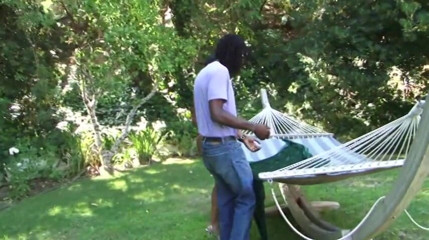 Best Butts: Gagica neagră excitată se încălzește prin masturbare, apoi este futută de...