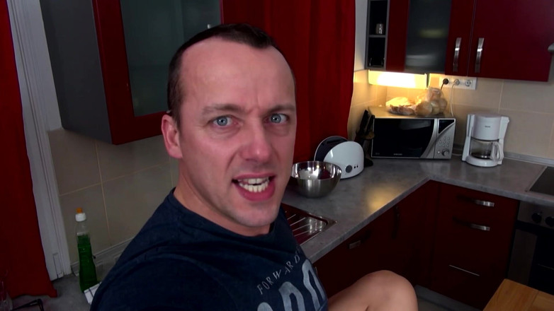 Deutschland Porno X: 性感的小妞自慰并被鸡巴和射液狠操