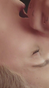 Si blonde panas suka menghidu zakar keras dan mengambil air mani di hidungnya! Adegan penuh!