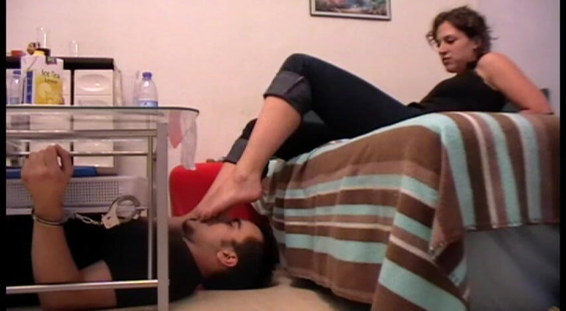 Foot Girls: मेज के नीचे पैर गुलाम