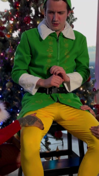 Stoute elf betrapt op het stelen van kerstcadeaus