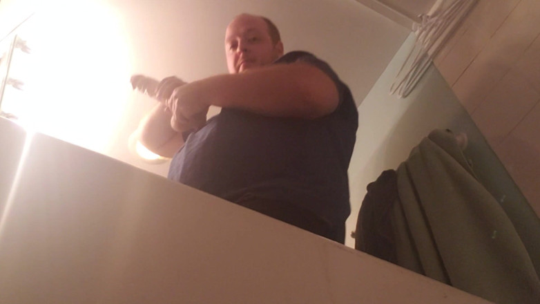 Charlieboy69: Cu giả sâu hậu môn trong phòng tắm
