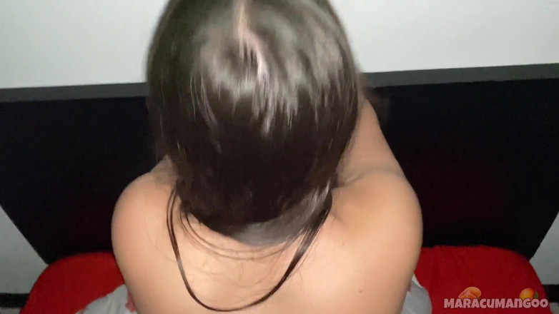 Maracumangoo: L'amica della mia sorellastra è nel mio letto. Vuole qualcosa da...