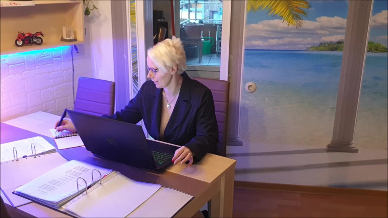 User horny bitch: Home Office - and the Boss Has Seen It All