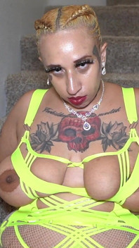 Une taquine aux seins gorgés de lait rebondit au ralenti