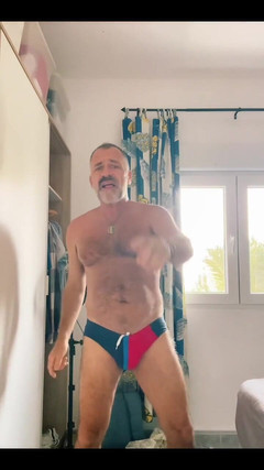 Daddybearvlc: Gönderdiğin speedos'ı deniyorsun!! Anonim kalmak istedin ama kim olduğunu biliyorsun....