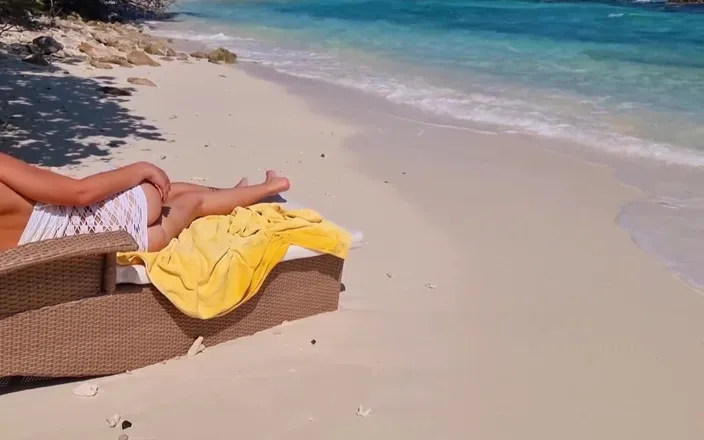 TheloveStory: Blondy on Beach Show Her Ass