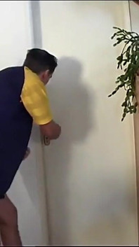 Fata brunetă iubește sexul și se lasă futută de două prietene excitate cu pule tare