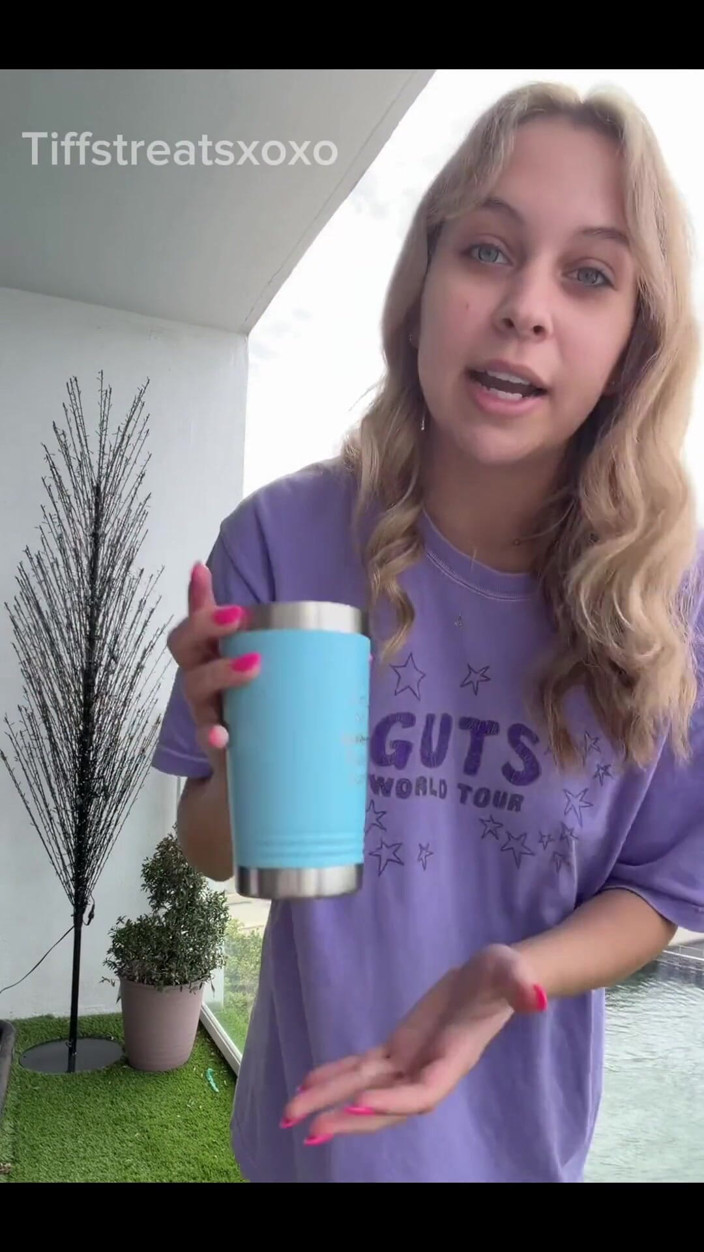 Tiffstreatsxoxo: Pisciare una tazza di caffè sul balcone!