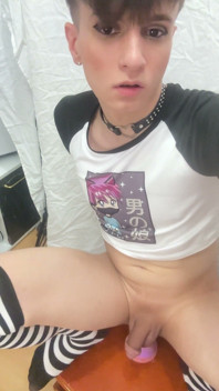 새 장난감을 시도하는 귀여운 펨보이