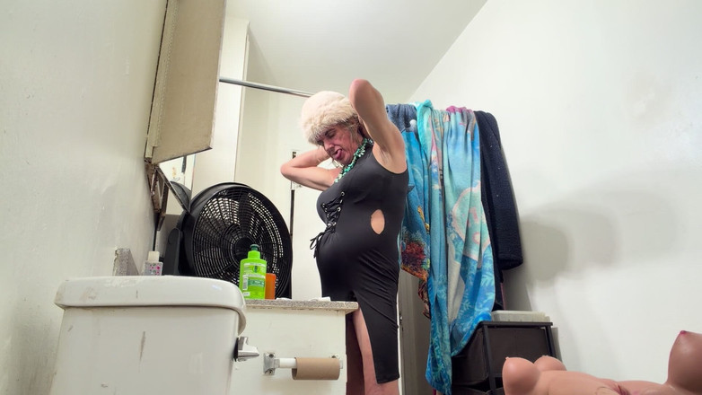 Lizzy Yum: Lizzy Yum SD Février 2026, une trans se masturbe, dilatation, gode,...