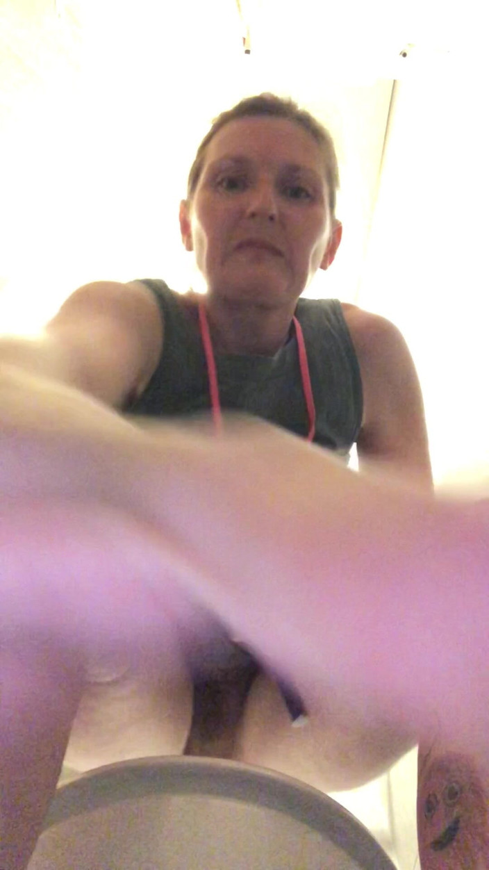 Pissing Paradise: Energické Chcaní Z Perfektní Chlupaté Kundičky Na Veřejných Toaletách