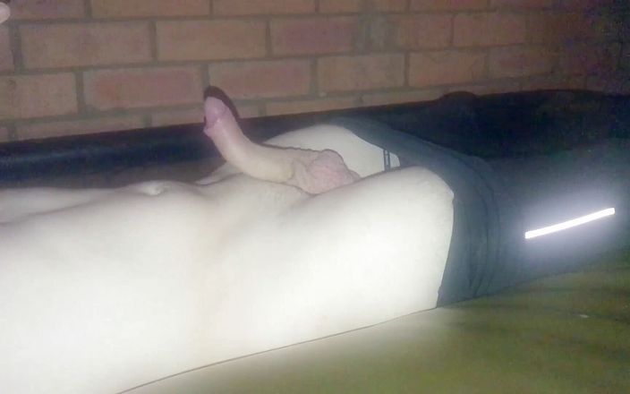 Aussie bi boy: Clear Fleshlight branlette dans skinz sur un lit à eau 29-12-2019
