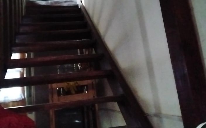 Brittany Cheeks: Я в отеле, и я мастурбую на лестнице и сквирт