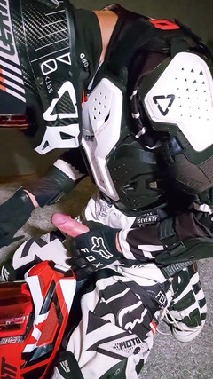 Sneakersmax98: 彼氏のヘルメットにカミングする角質のモトクロス選手