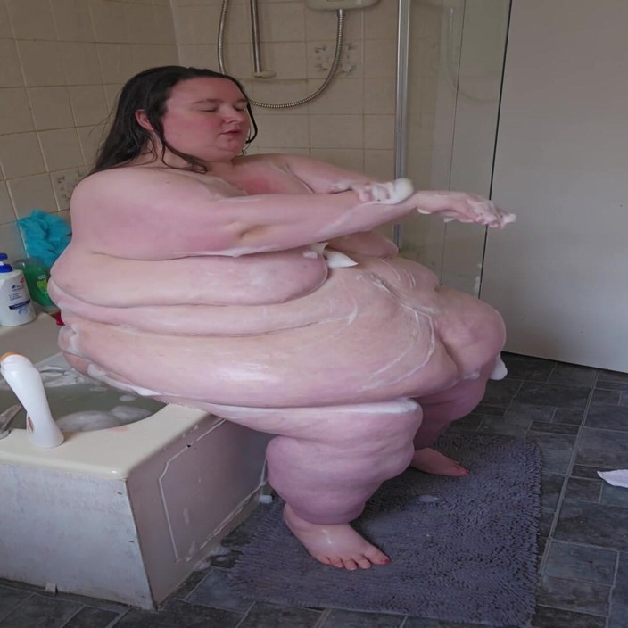 SSBBWLadyBrads: La dea sSBBW si fa il bagno dal lato del...