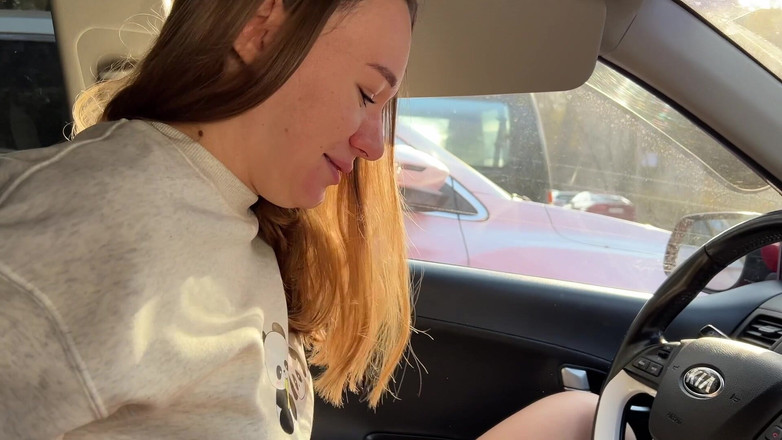 MargoAlisa: Zwei Freunde im Auto in der Öffentlichkeit