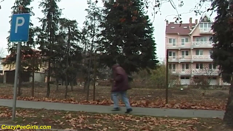 Crazy pee girls: Fată care se pișă între mașini