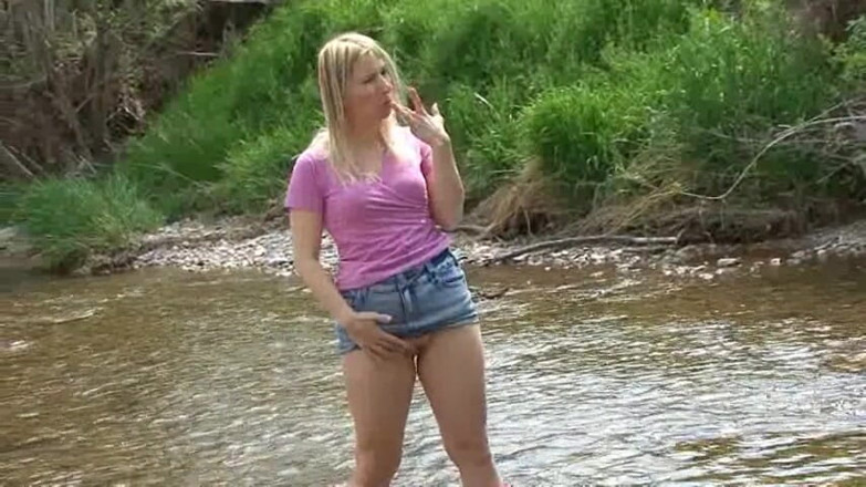 Femdom Austria: Pissing outdoors with stunning blonde