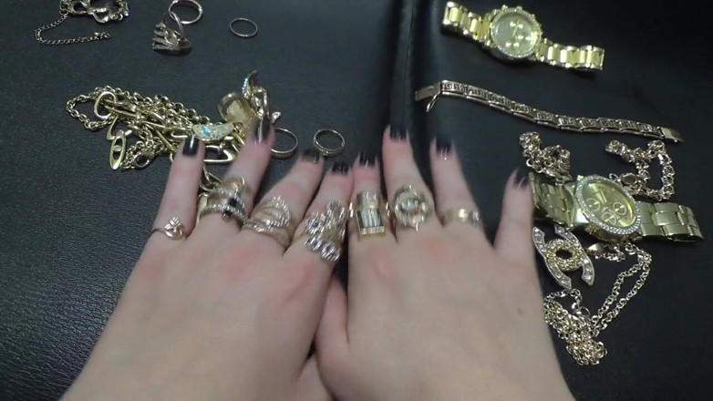 Goddess Misha Goldy: Goldener schmuck und handfetisch