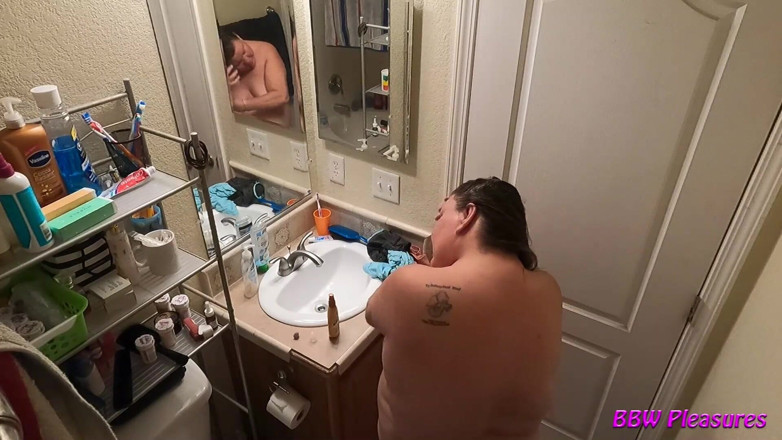BBW Pleasures: Exhibicionista BBW pár se sprchuje