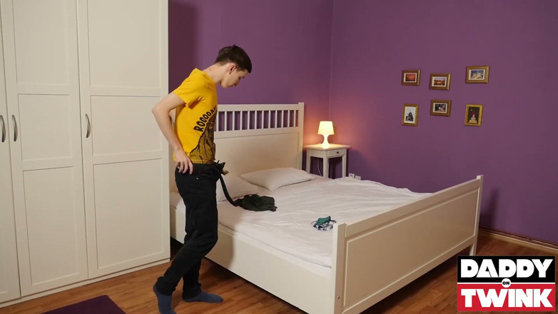 Daddy On Twink: Daddyontwink - padrastro David Lee seduce y destruye a la gemela...