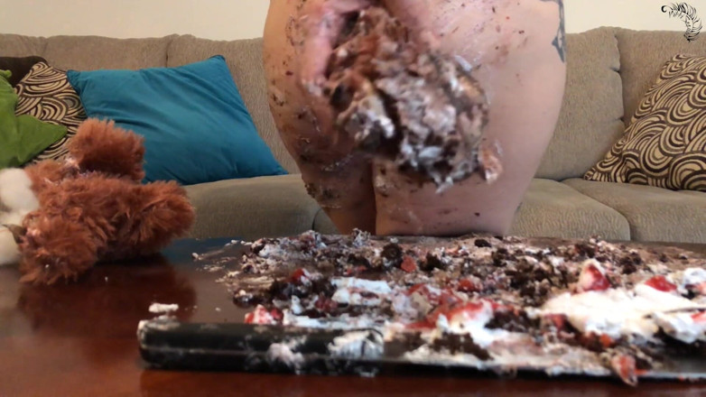 Nikki's Fetishes: Novia loca rompe pastel y peluche