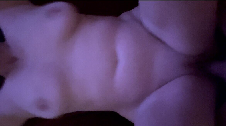 HungOutWet: MILF manželka je promočená s prsty a bwc cumshot