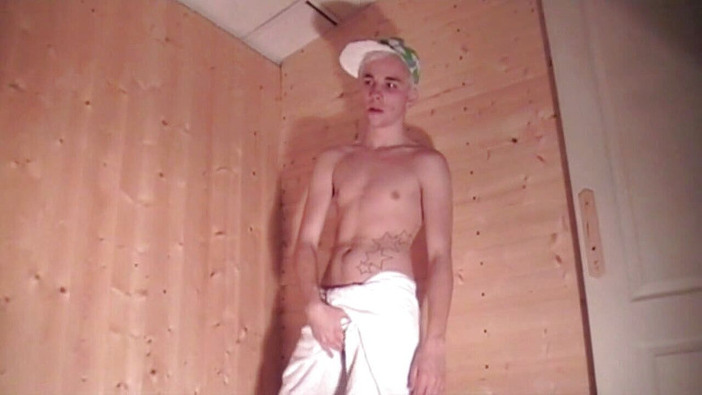 Gaybareback: Une fille suce une bite dans les trous de gloire...