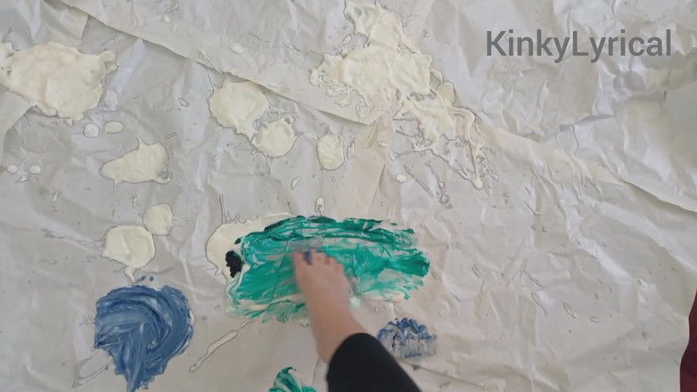 Kinky Lyrical: フットアート - 足で絵画を