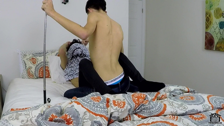 Homemade Twinks: Due ragazzi arrapati e una telecamera