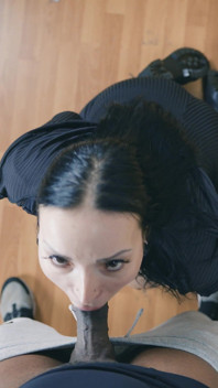 Mandy mostra con orgoglio le sue nuove tette poi viene scopata nel culo e prende il carico in faccia!