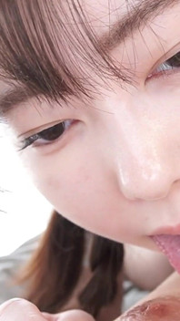 粗暴性爱的诱惑！一个喜欢戏弄老男人的美丽恶魔女孩勾引他们并无套地操他们！