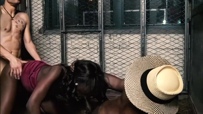 BestPorn85: Rayne Falls dostane obrovského černého ptáka, stejně jako latina