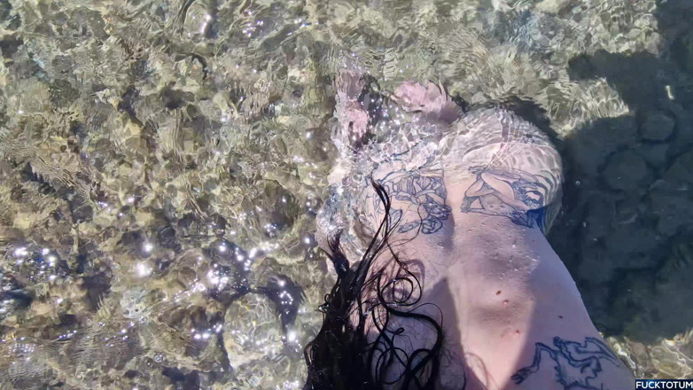 Fucktotum: Pompino all'aperto in riva al mare da uno sconosciuto arrapa...