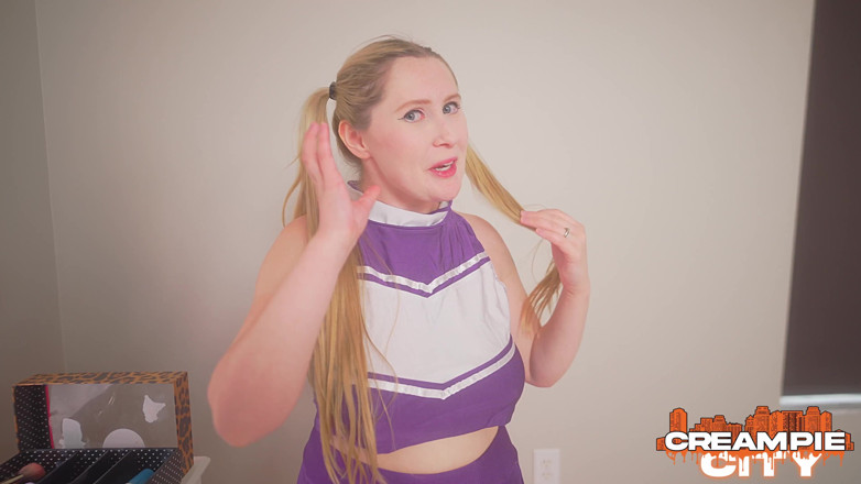 Semaj Media: Grote tieten cheerleader Emma Shay houdt ervan om zwarte lul...