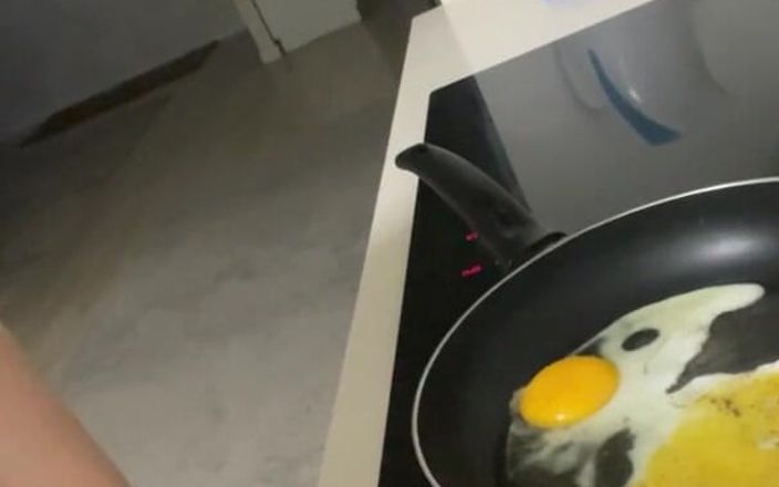 Viky one: Senin için çırpılmış yumurta pişiriyorum ve sonunda soyunuyor