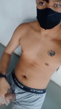 Fleshlab Twinks Wanked z nieznajomym na zewnątrz, aż oboje spust