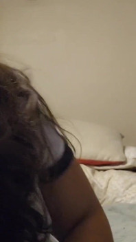 O fată sexy excitată se masturbează cu un vibrator - amatoare