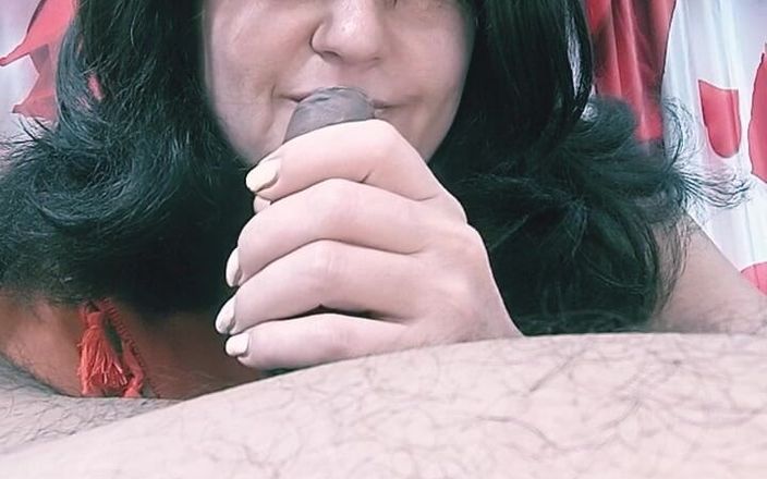 Bolly Karma: Una hermosa chica está lamiendo el culo y jugando.