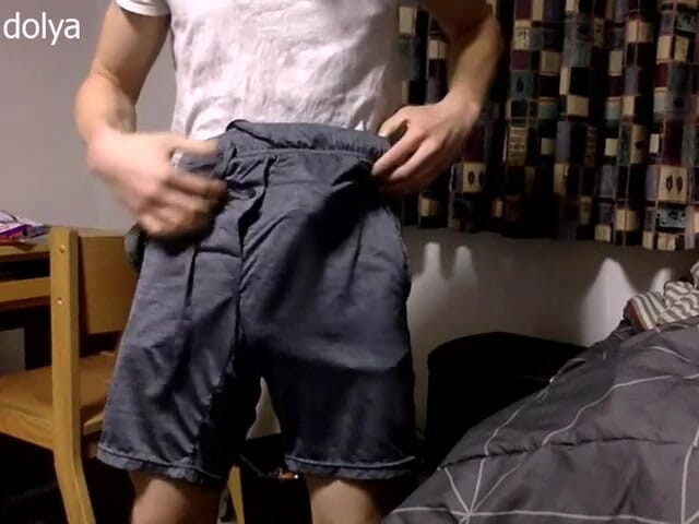Big dick man: Ich masturbiere meinen schwanz in shorts, damit meine stiefcousin nicht...