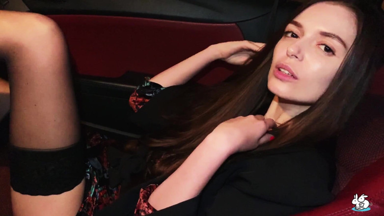 True Amateurs: Brunetka v punčochách je ošukaná v koupelně na Silvestrovské párty