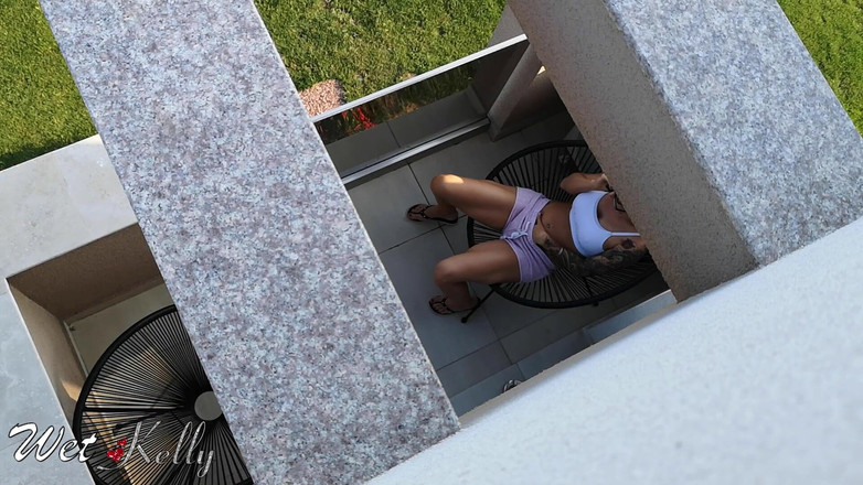 Wet Kelly: 抓到我性感的妻子邻居自慰